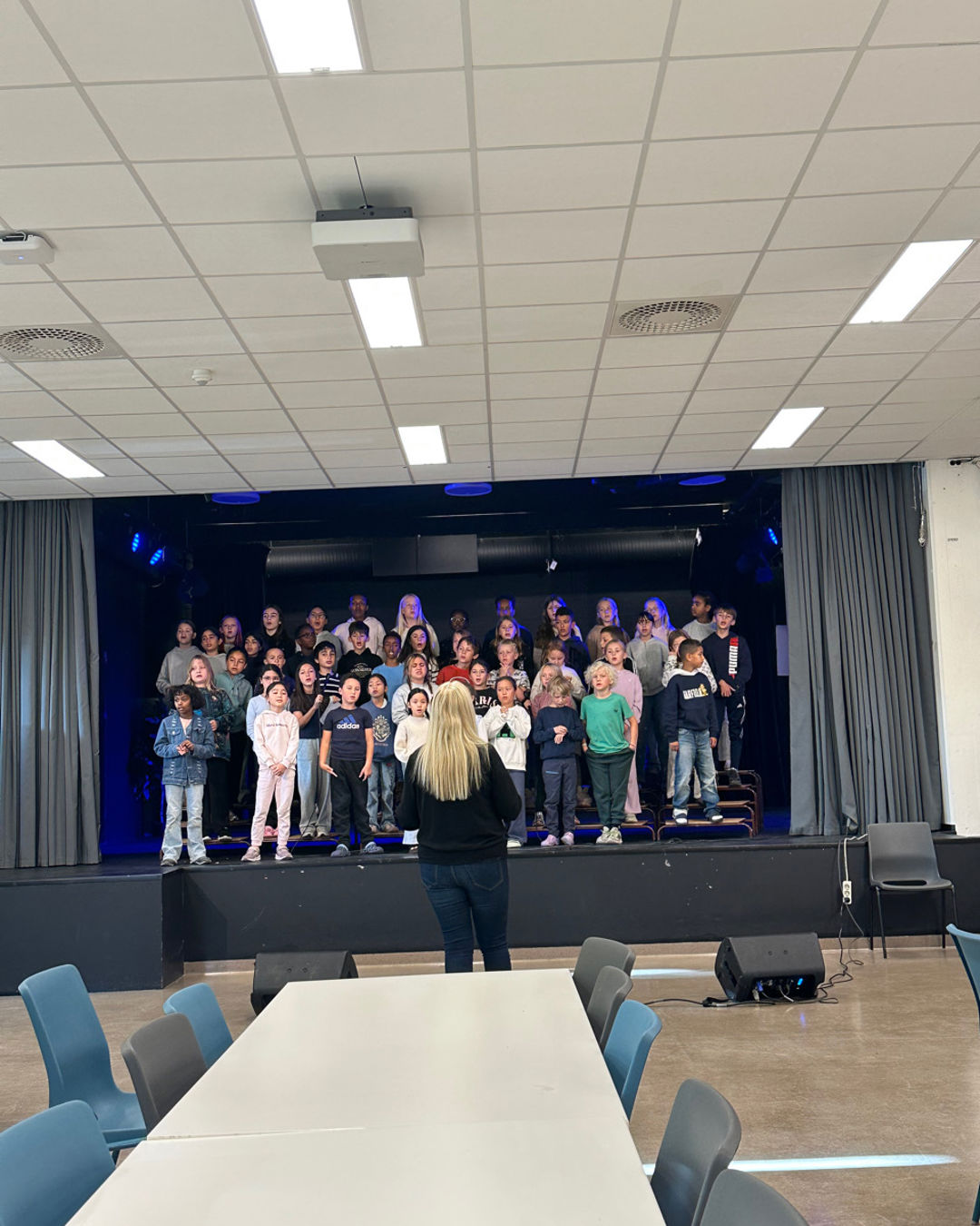 Foto: Siw Anita Johnsen en gruppe mennesker som står på en scene
