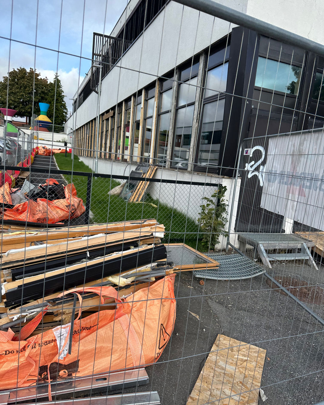 Foto: Siw Anita Johnsen en byggeplass med en bygning i bakgrunnen