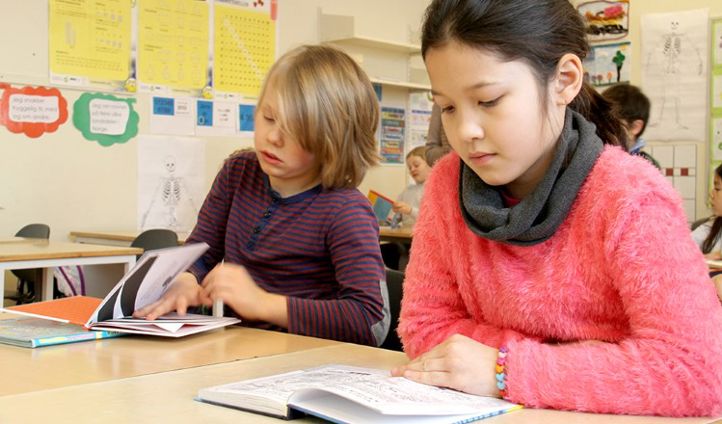 Elever arbeider i klasserom. (Foto: Heidi M. Skjebstad)