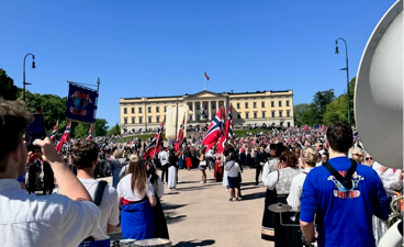 17.mai tog en gruppe mennesker som spiller instrumenter