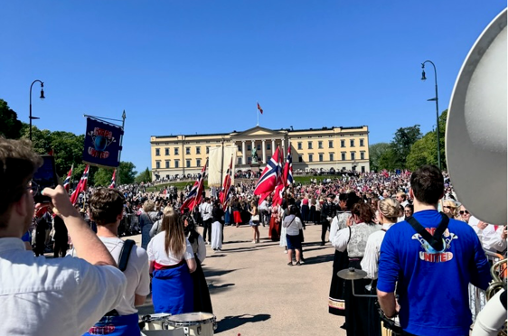 17.mai tog en gruppe mennesker som spiller instrumenter