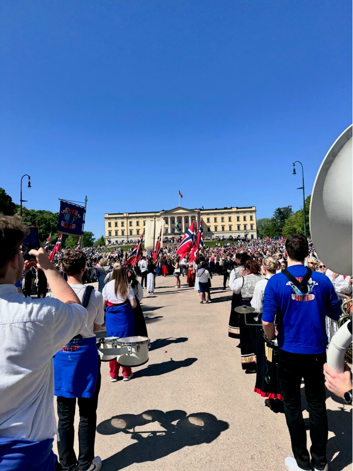 Foto: Tveita skole 17.mai tog en gruppe mennesker som spiller instrumenter