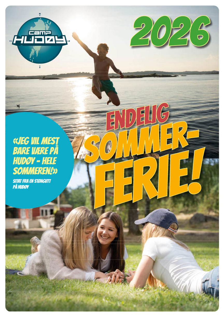 en gruppe mennesker som sitter på gress ved et vannområde