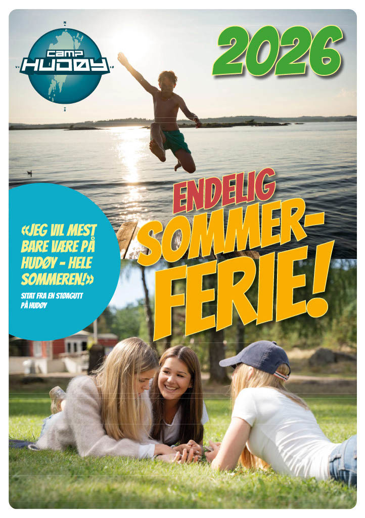 en gruppe mennesker som sitter på gress ved et vannområde