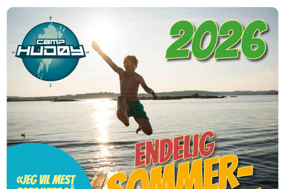 Foto: © Camp Hudøy 2020 | Design og utvikling: Netpower en gruppe mennesker som sitter på gress ved et vannområde