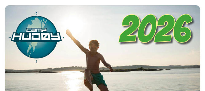 Foto: © Camp Hudøy 2020 | Design og utvikling: Netpower en gruppe mennesker som sitter på gress ved et vannområde