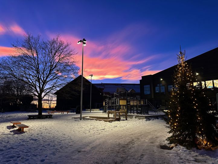 En lekeplass i et snødekt område
