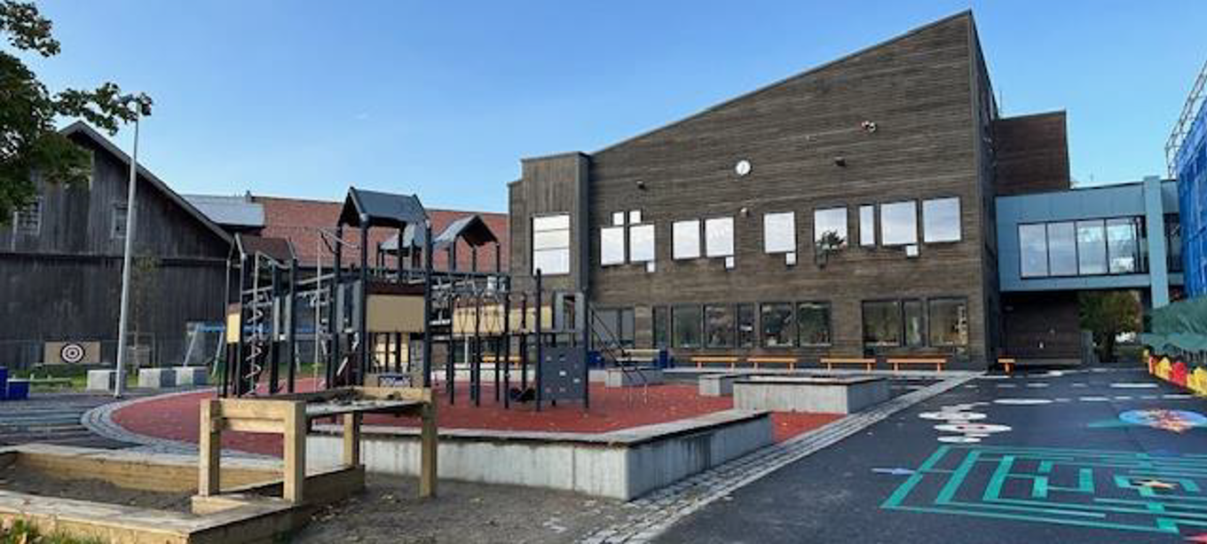 En bygning med basseng foran