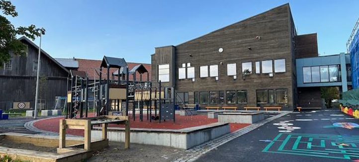 En bygning med basseng foran