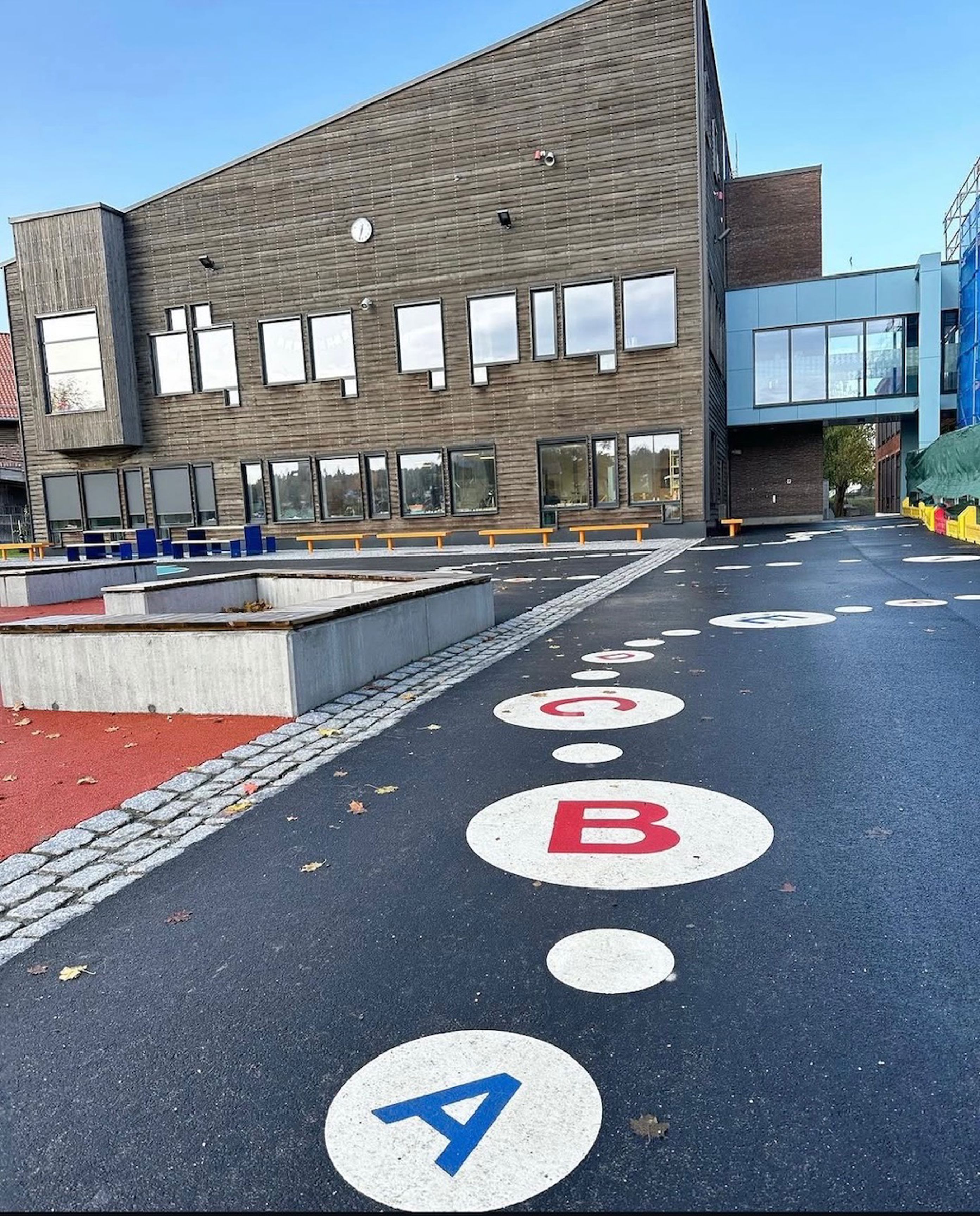 En bygning med parkeringsplass En bygning med parkeringsplass