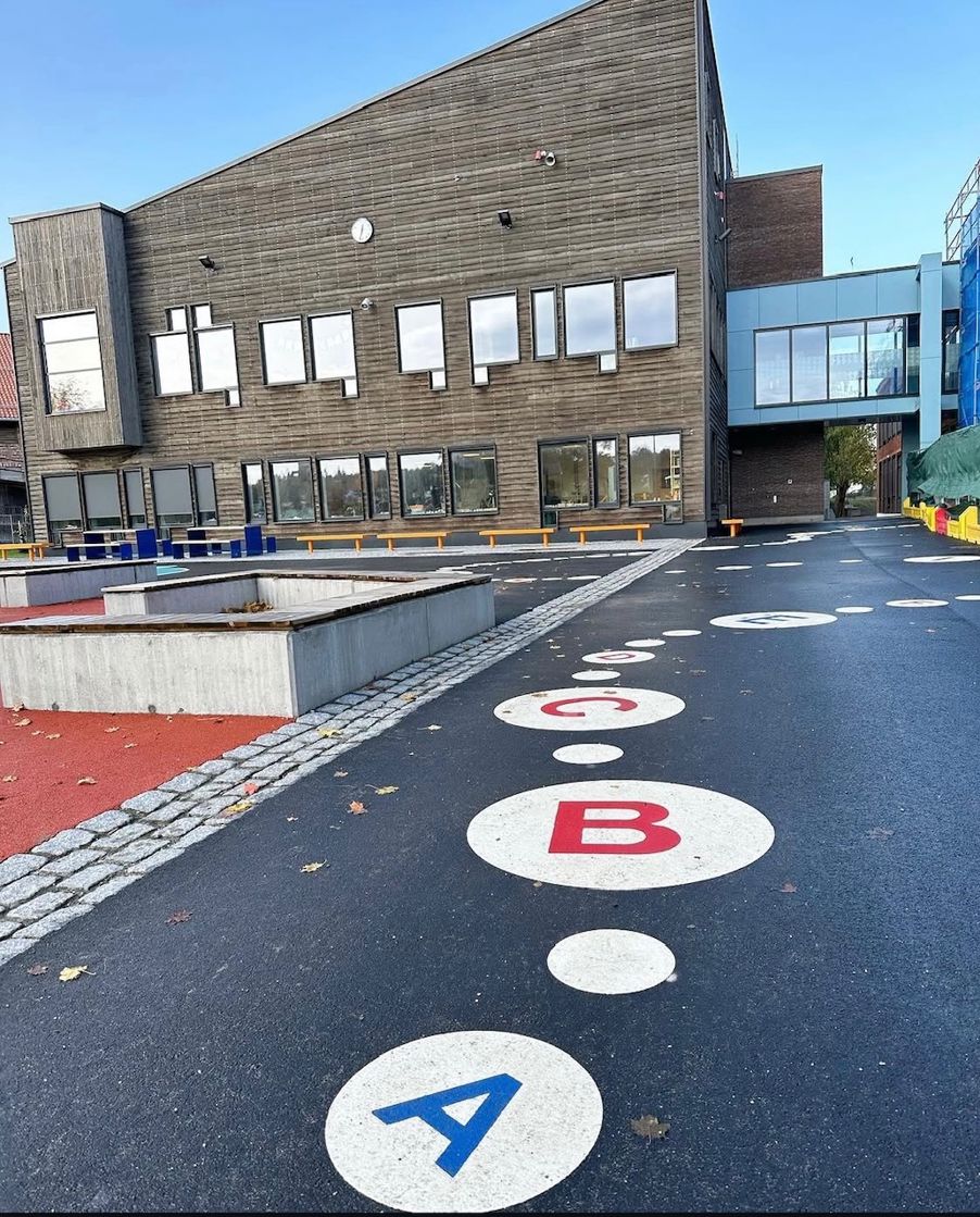En bygning med parkeringsplass En bygning med parkeringsplass