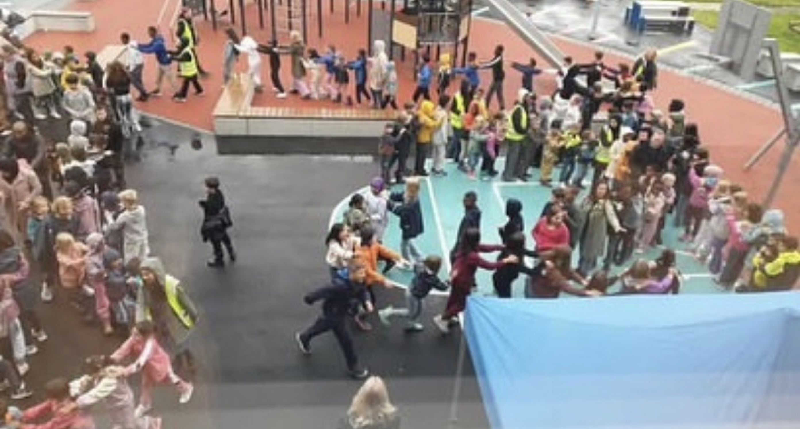 En gruppe mennesker som danser En gruppe mennesker som danser