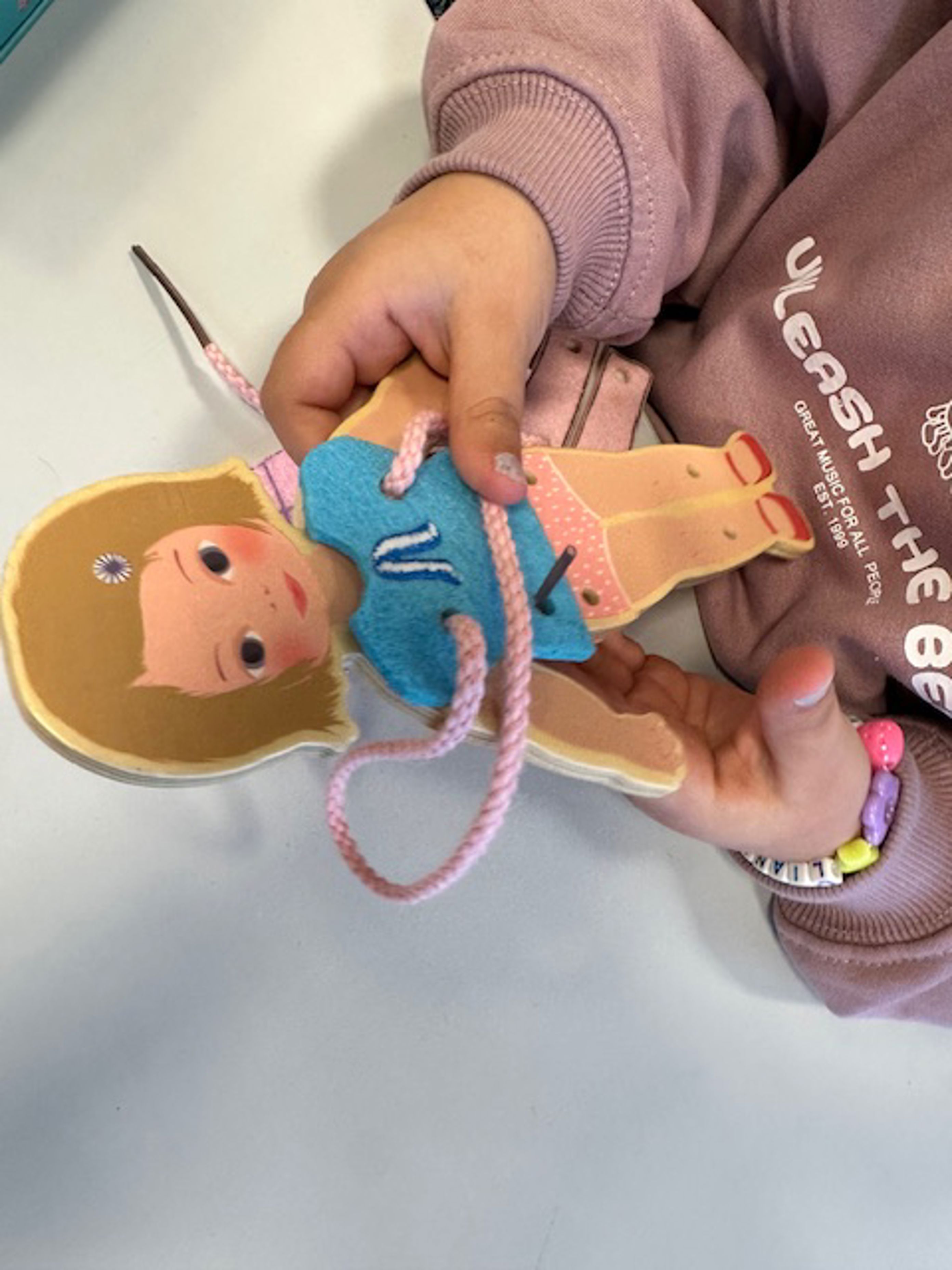 En person som skjærer en kake