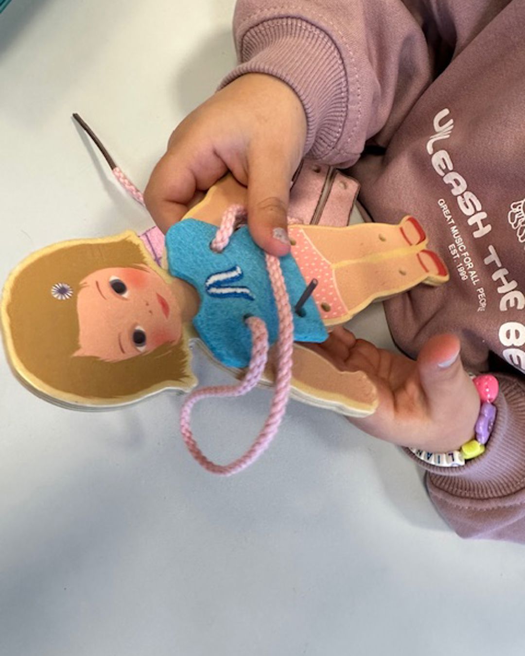 En person som skjærer en kake