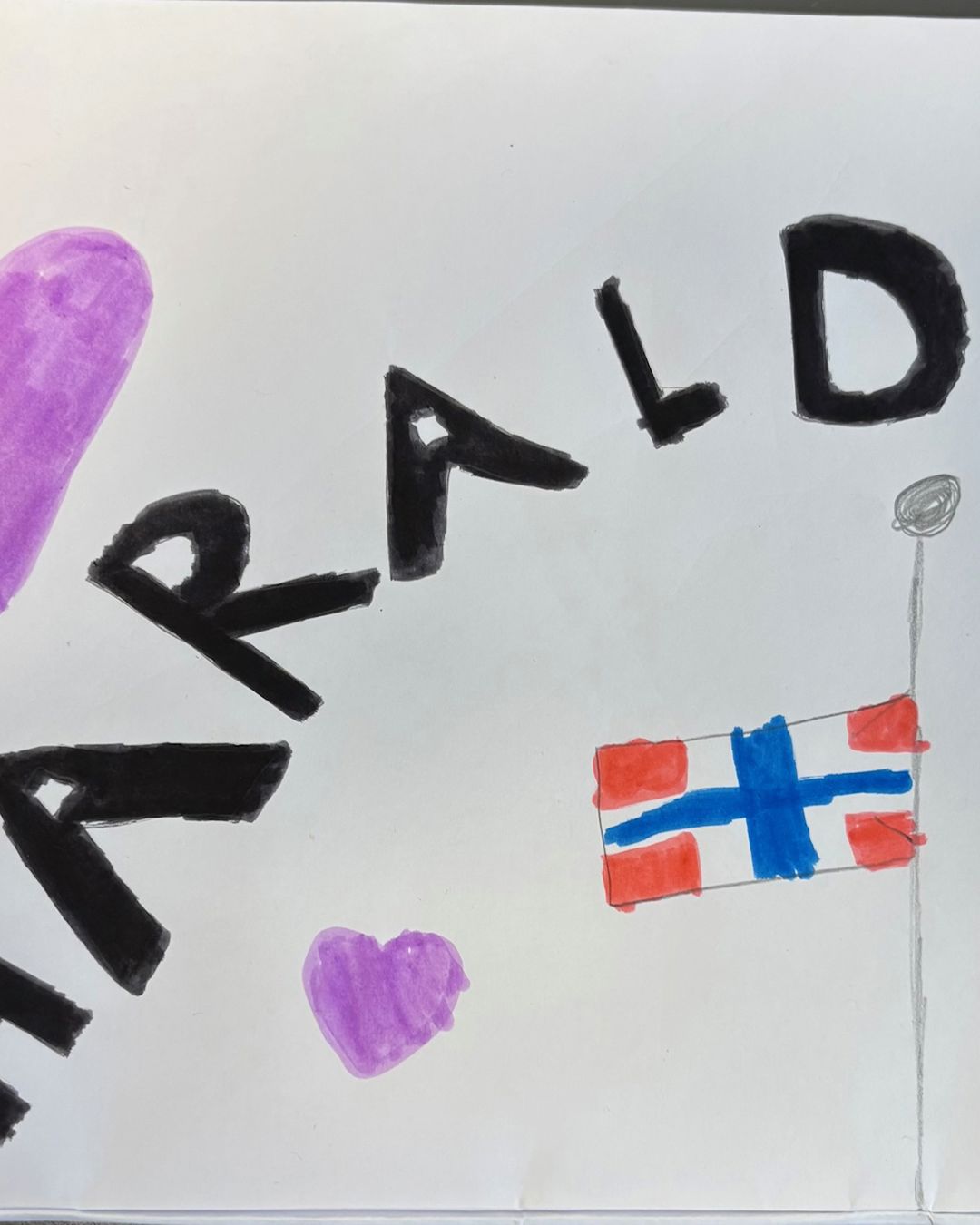 en hvit tavle med svarte og røde klistremerker og et svart og rosa hjerte