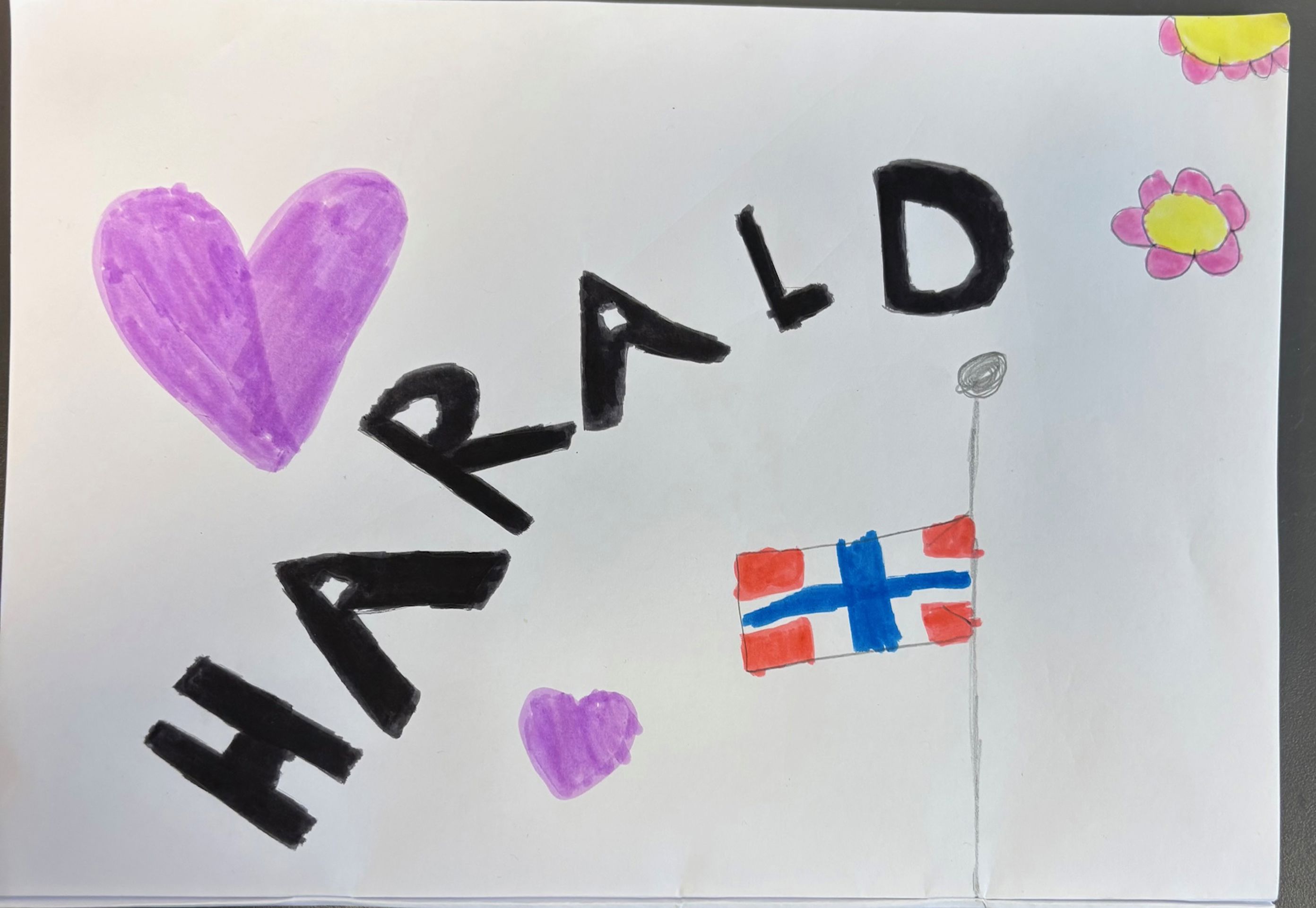 en hvit tavle med svarte og røde klistremerker og et svart og rosa hjerte en hvit tavle med svarte og røde klistremerker og et svart og rosa hjerte