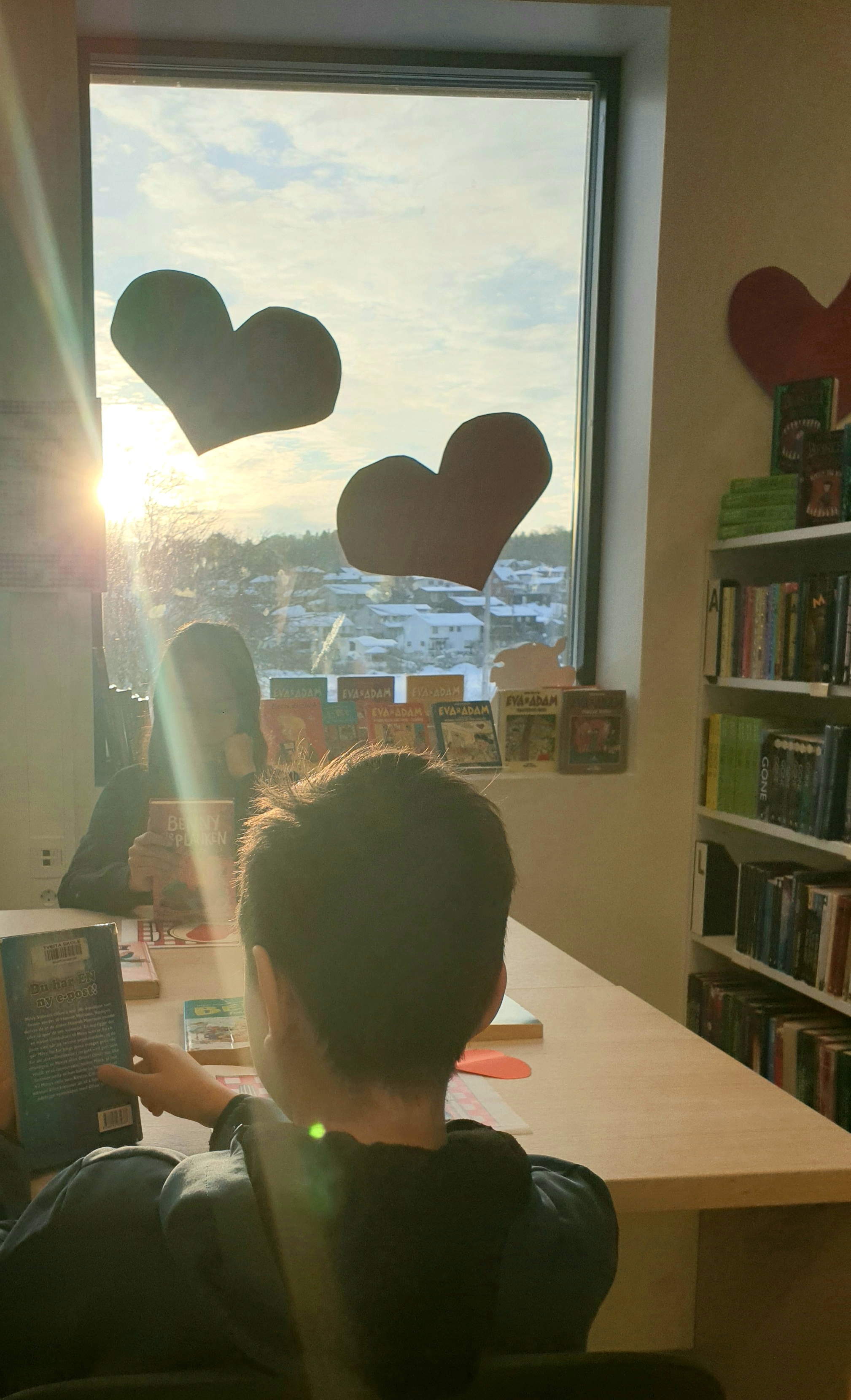 Elever som leser under valentinsdagen