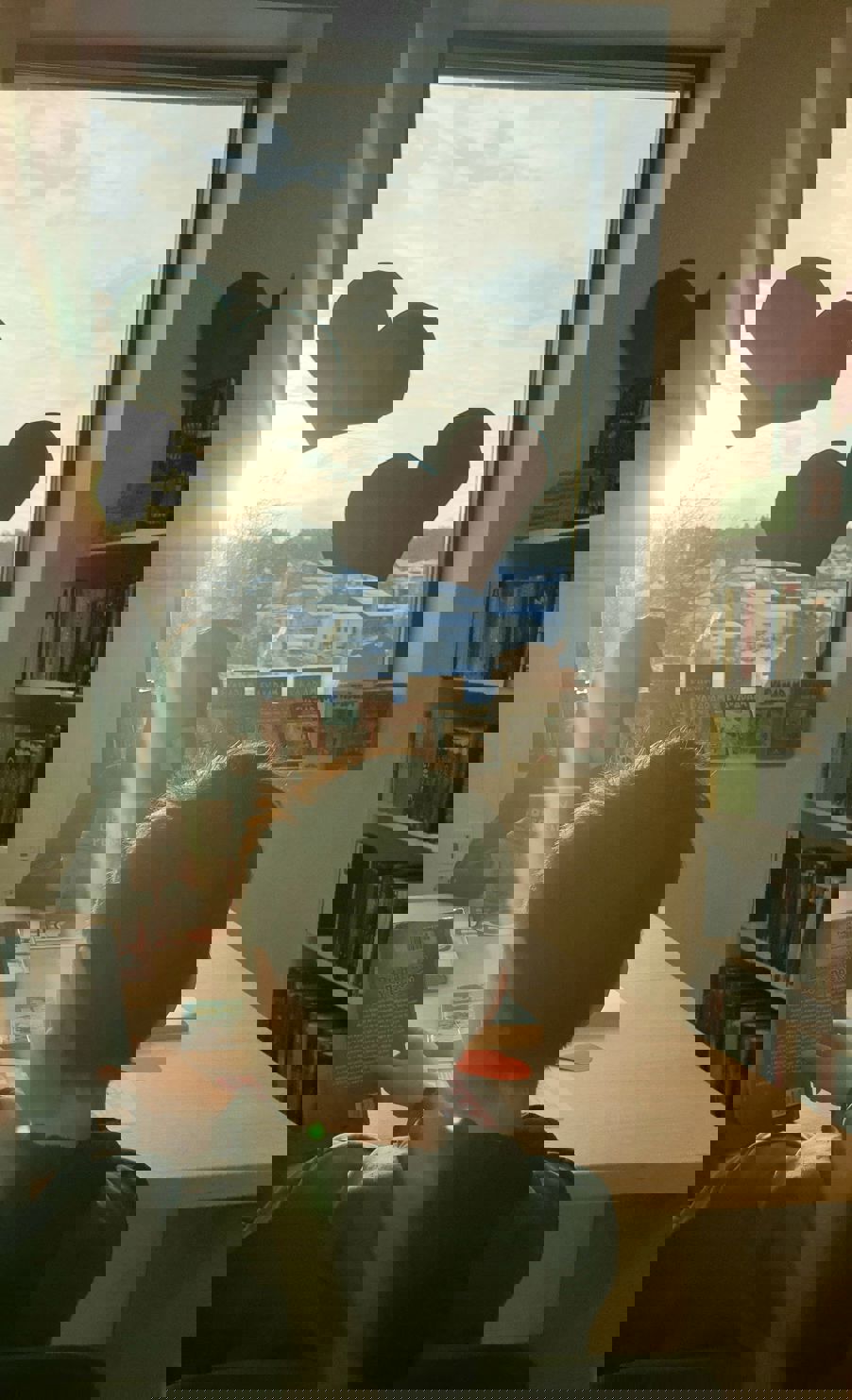 Elever som leser under valentinsdagen