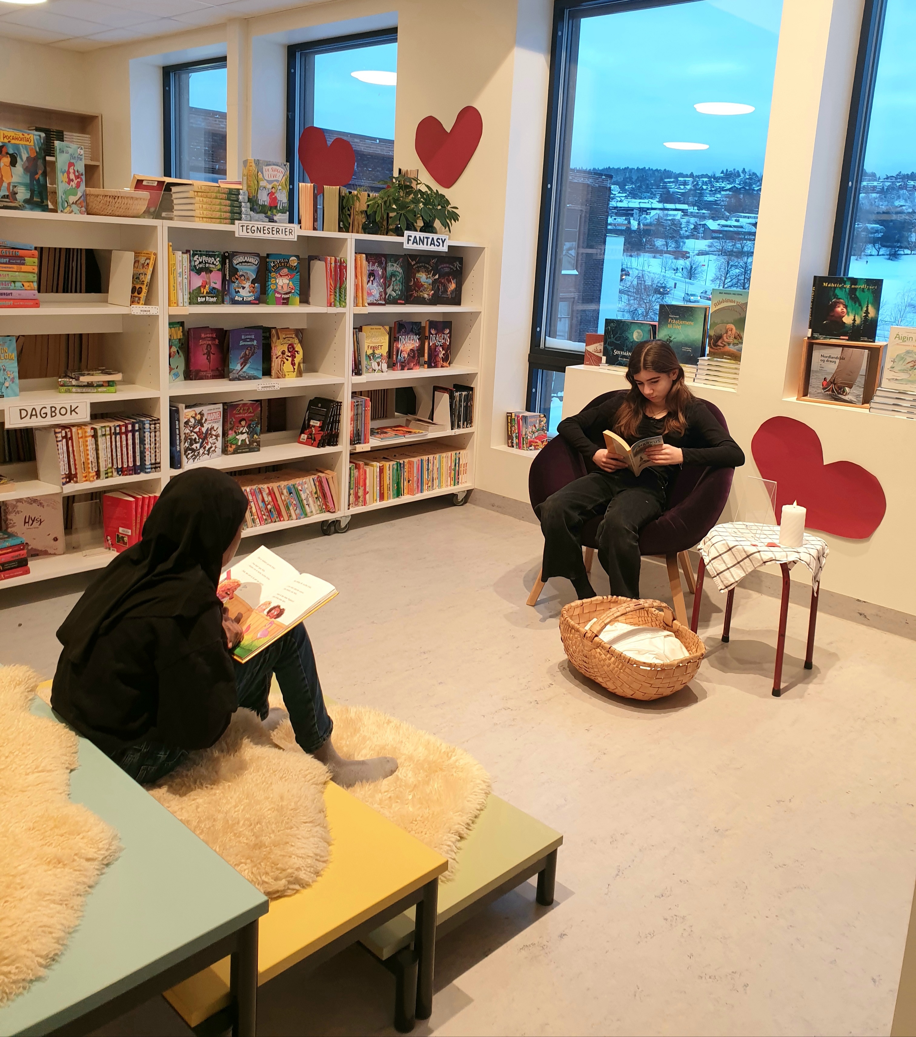 Elever som leser under valentinsdagen