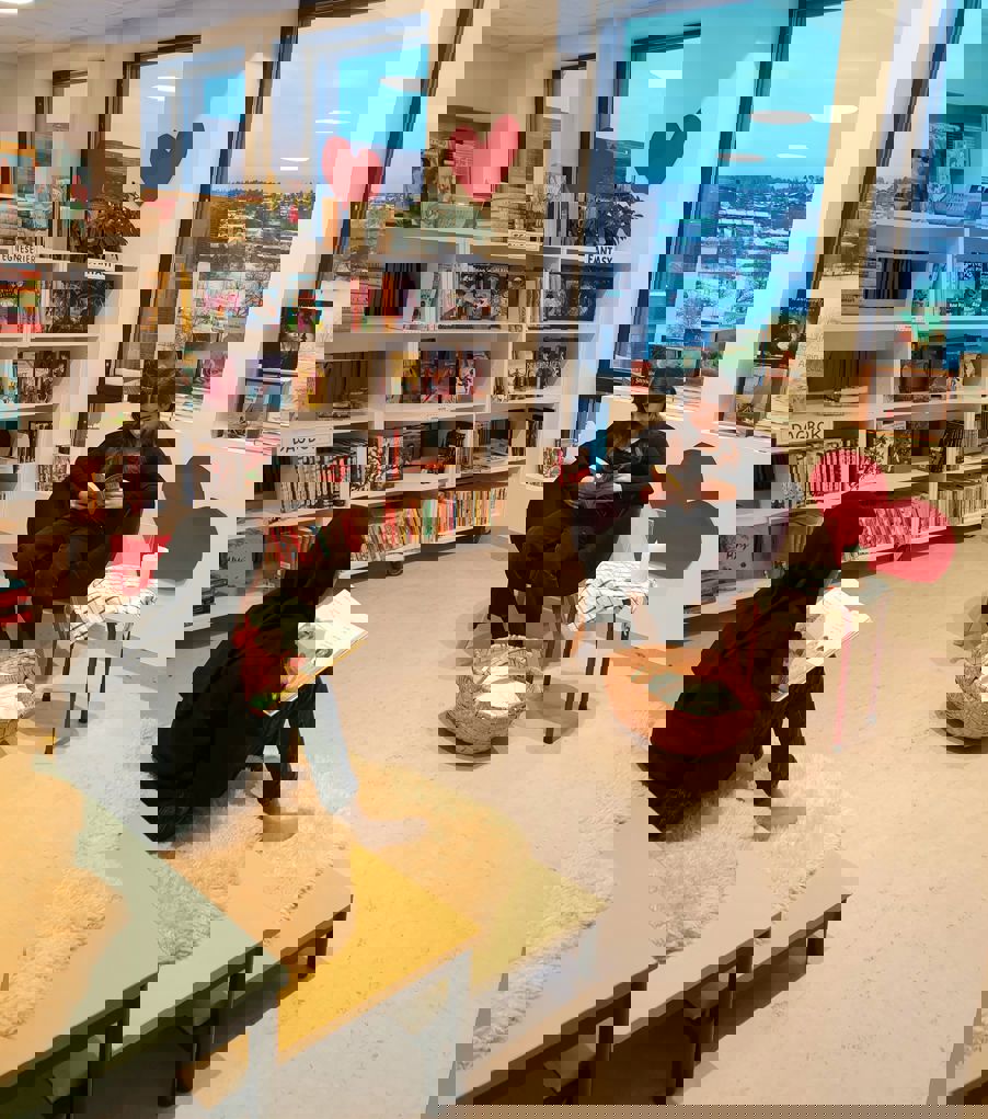 Elever som leser under valentinsdagen