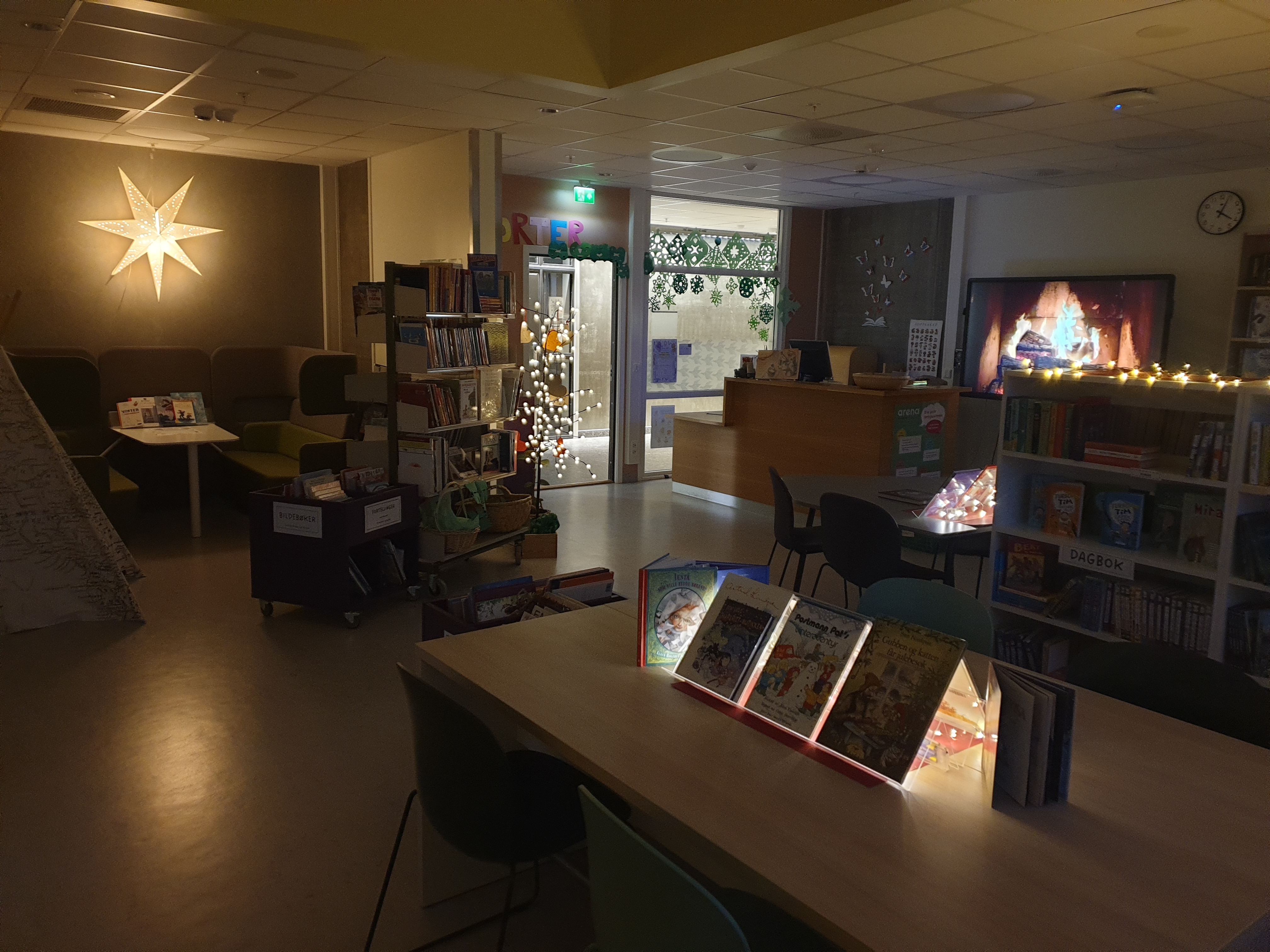 Julepynt på bibliotek