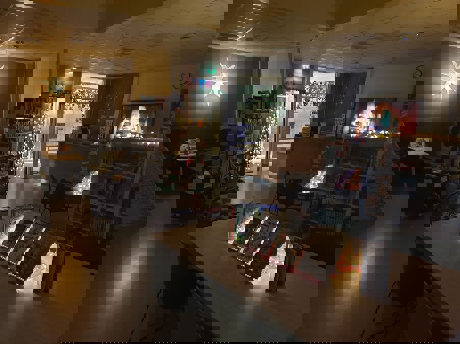 Julepynt på bibliotek