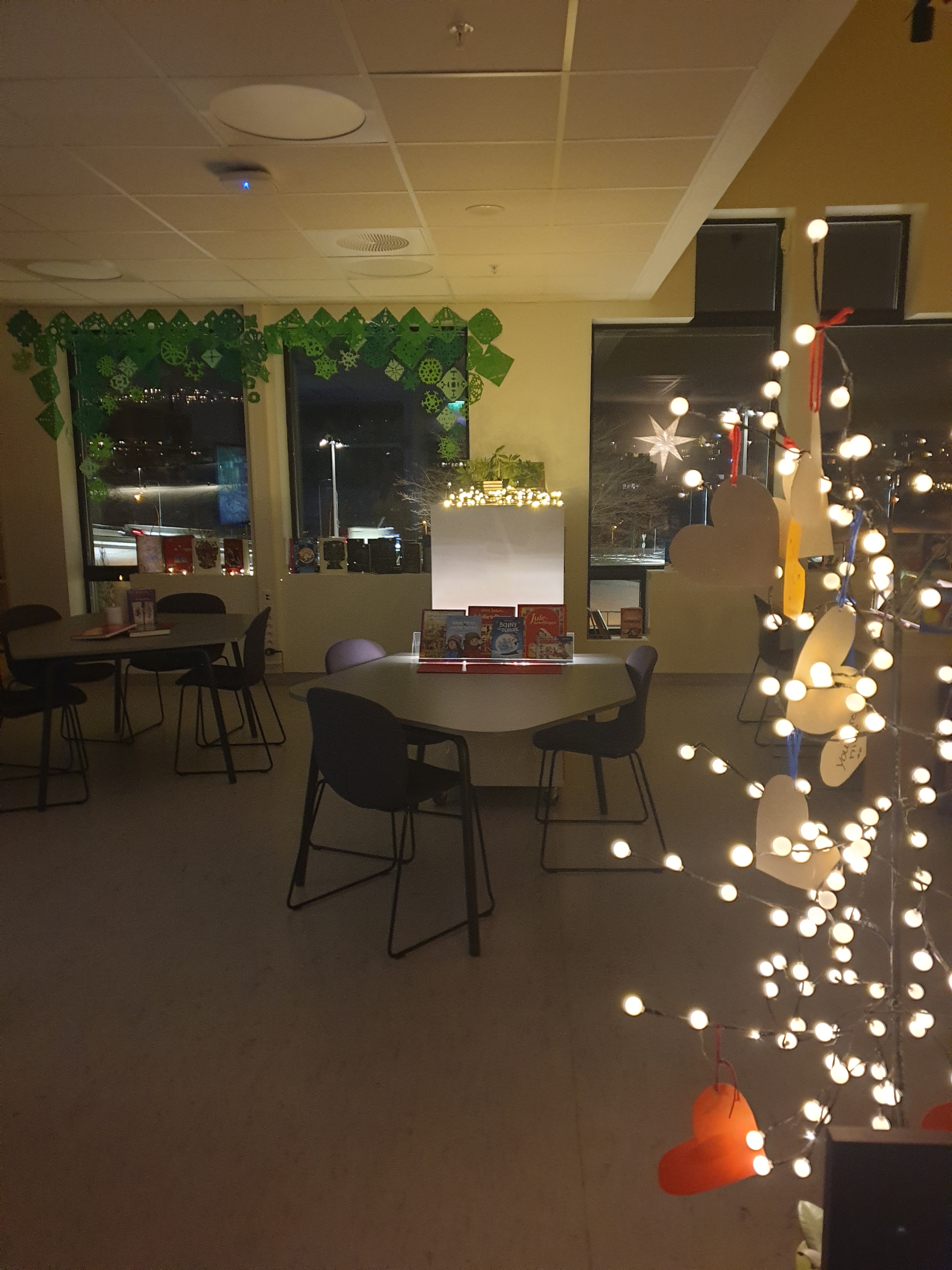 Julepynt på bibliotek