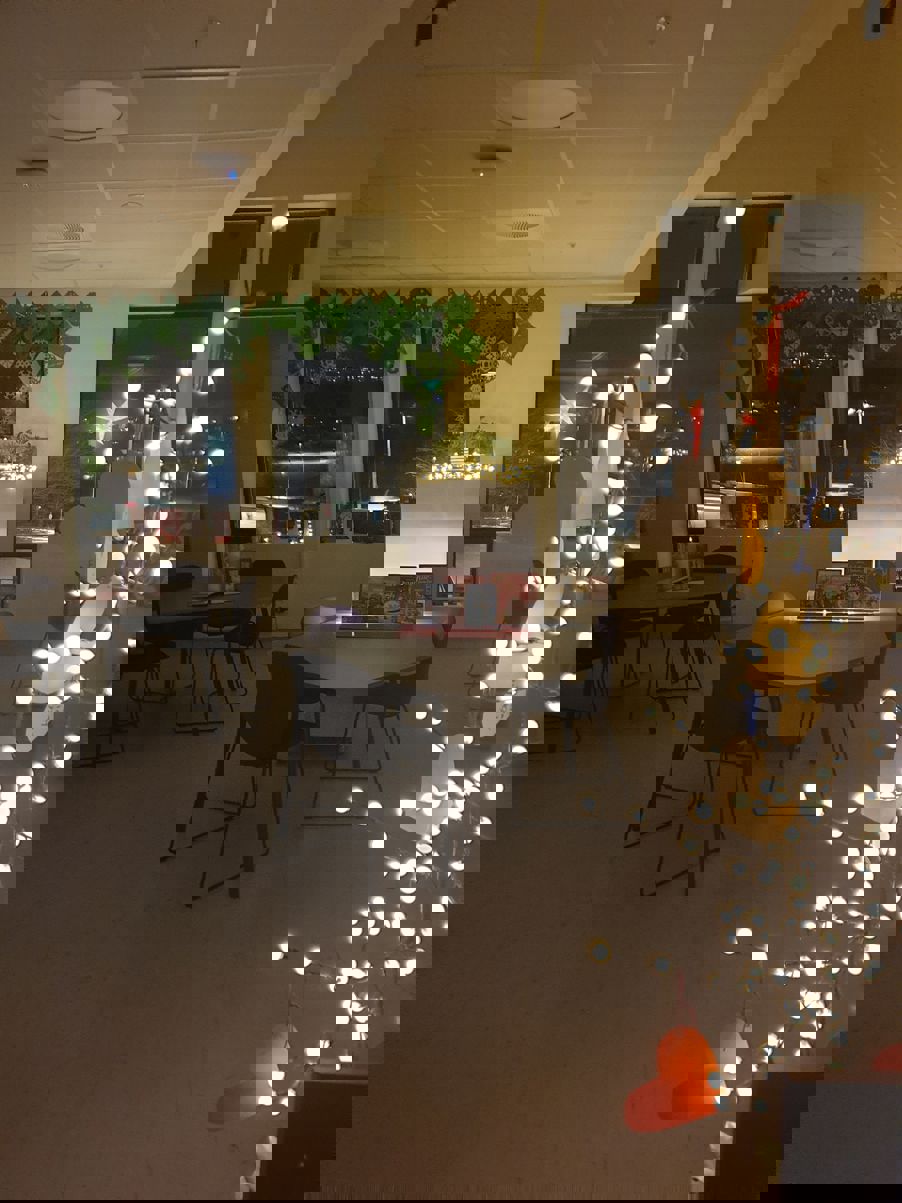 Julepynt på bibliotek