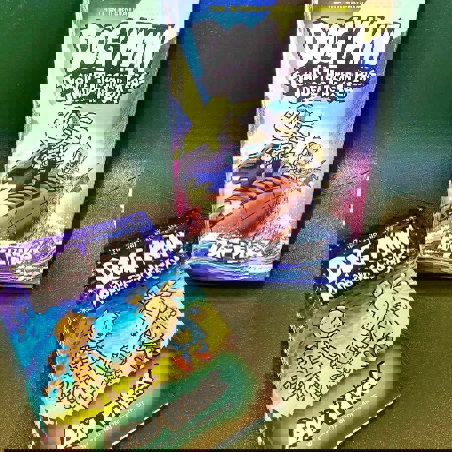 Dog man bibliotek bok