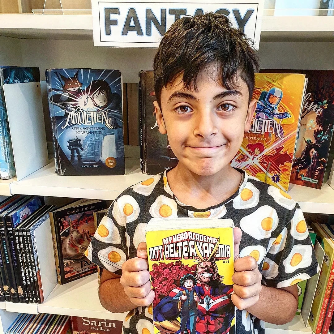 Elev poserer med bok