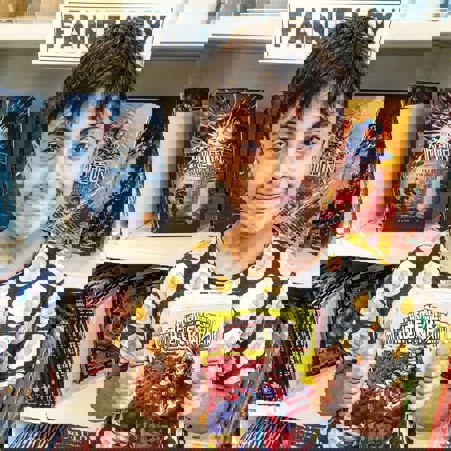 Elev poserer med bok