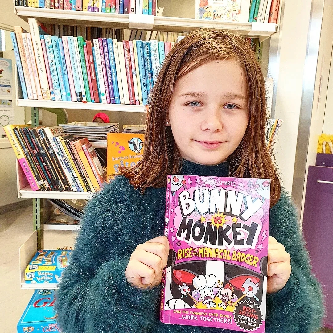 Elev poserer med bok