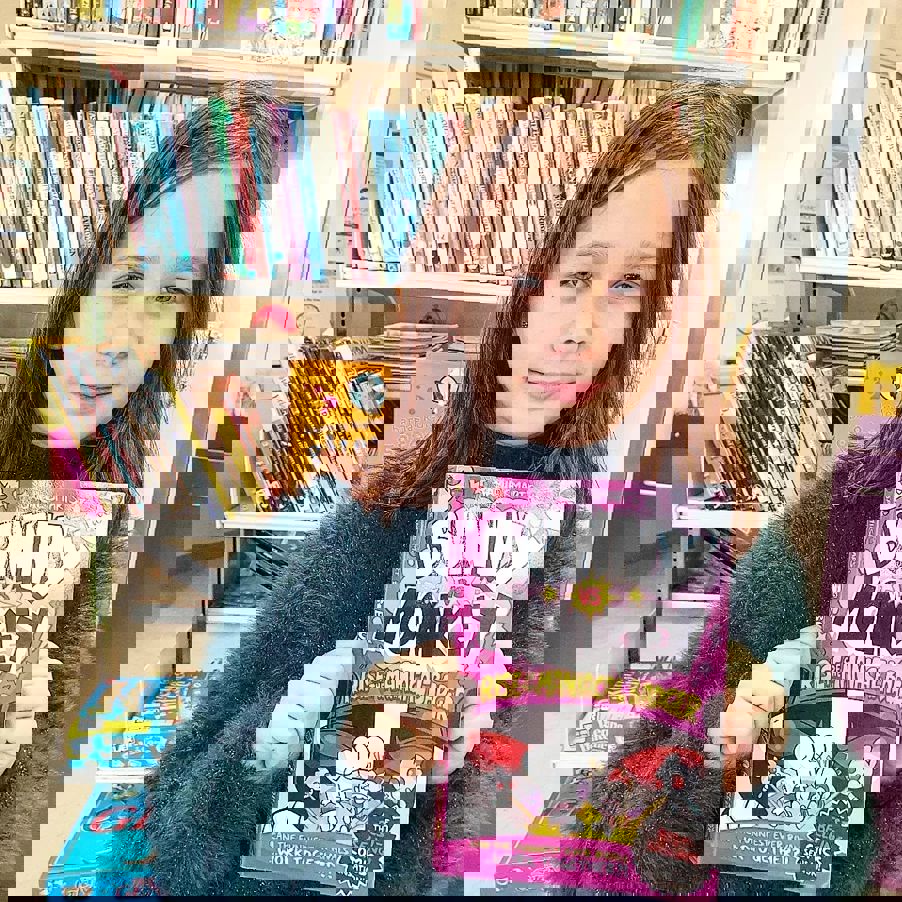 Elev poserer med bok