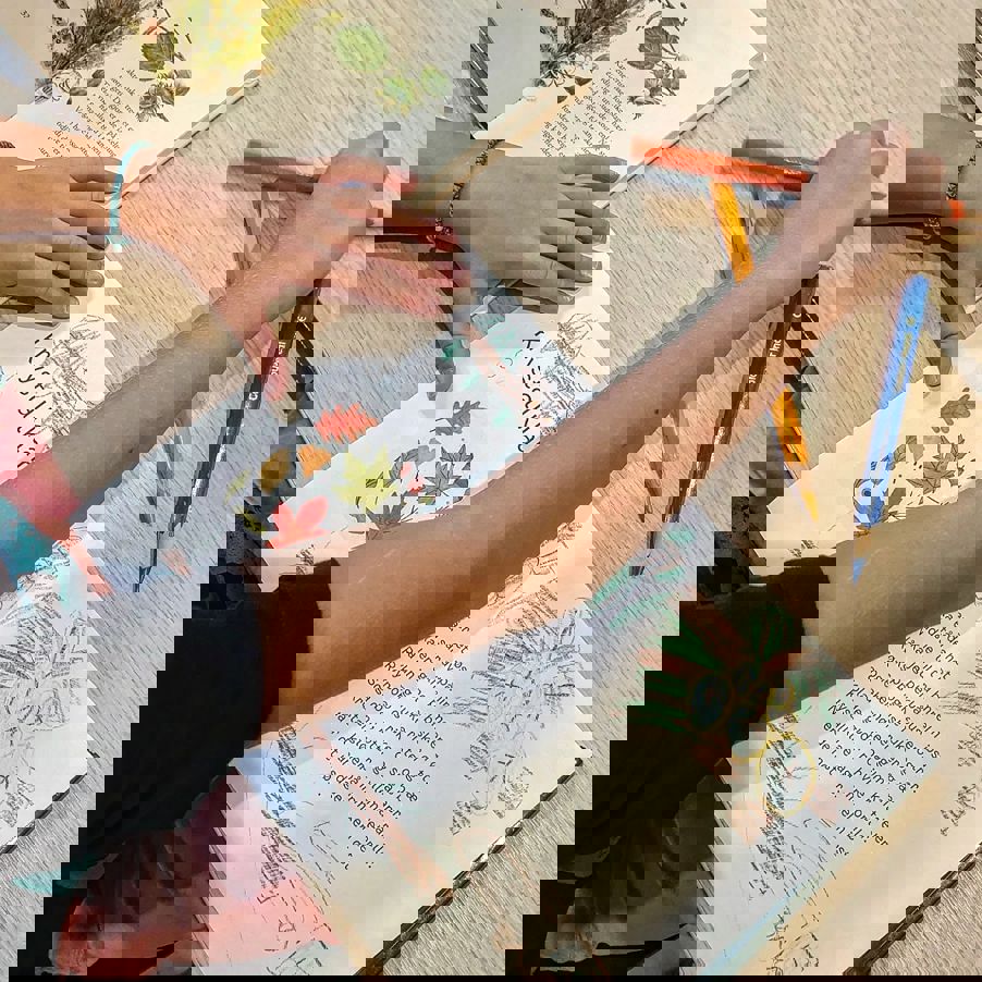 Elever tegne i bibliotek