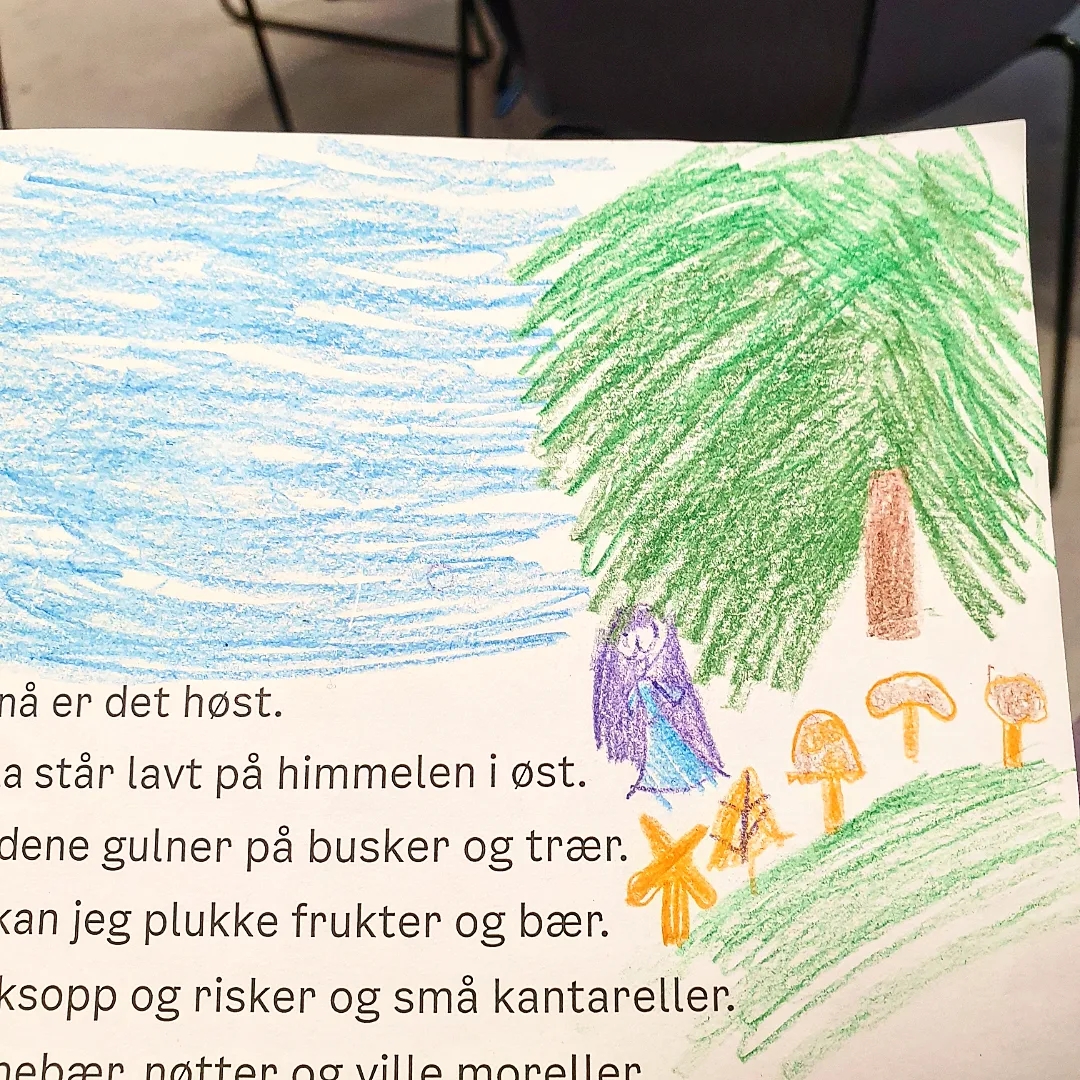 Elever tegne i bibliotek