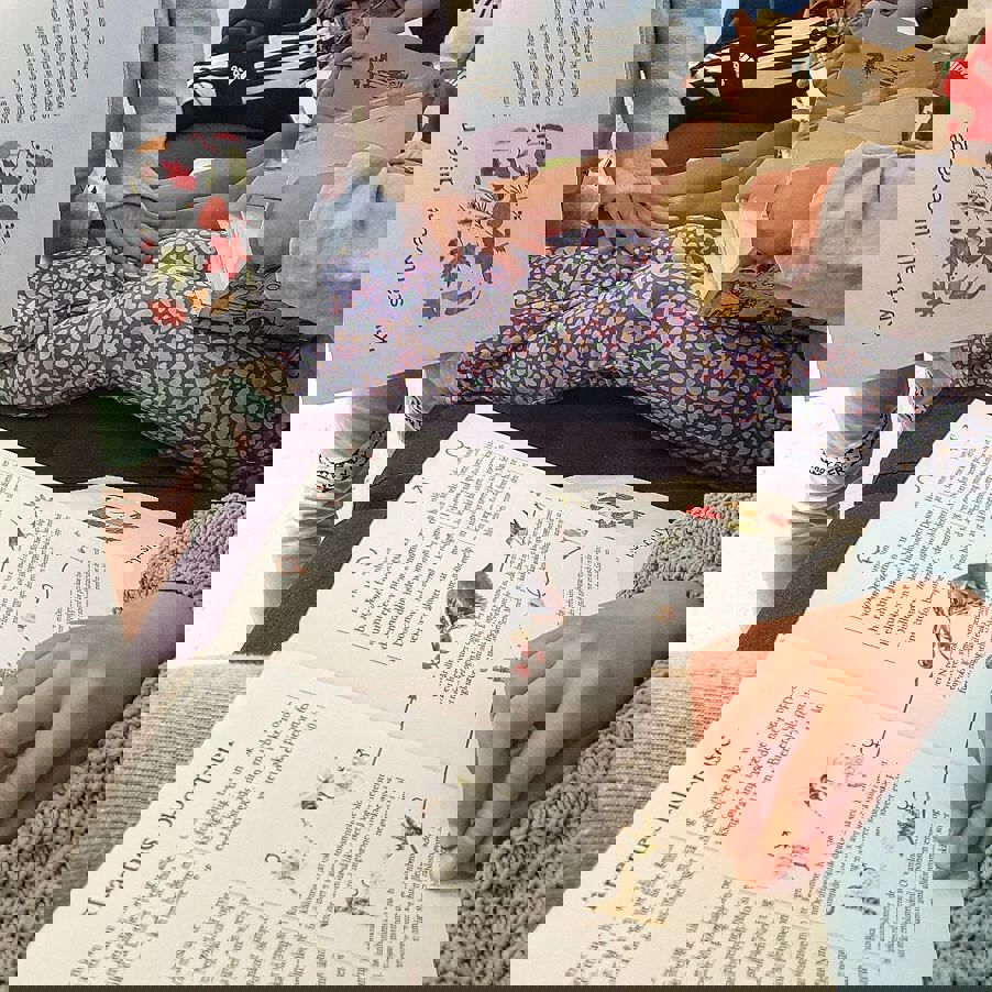 Elever leser i bibliotek