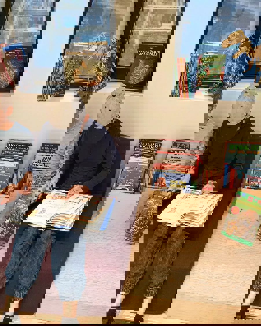 Barna leser- Skolebibliotek