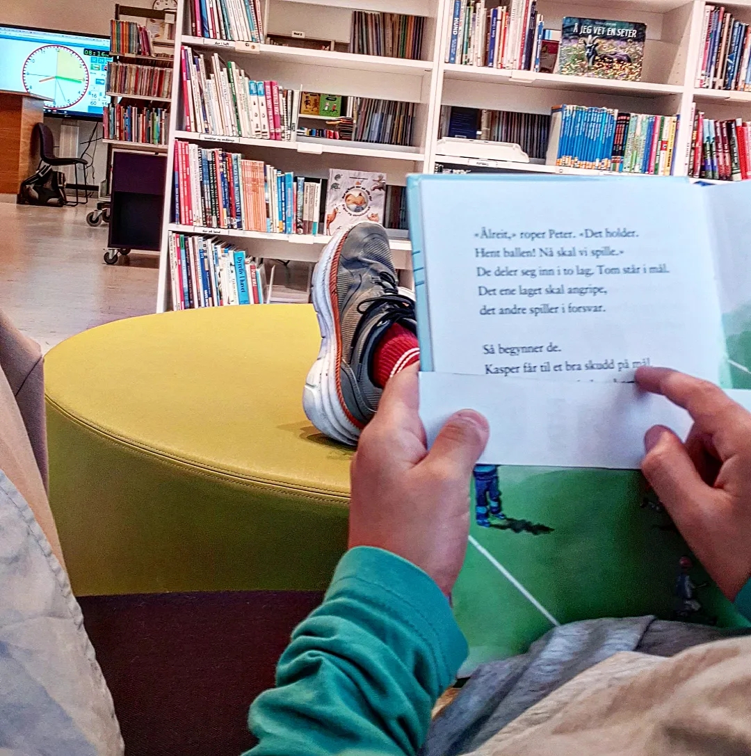 Barna leser- Skolebibliotek