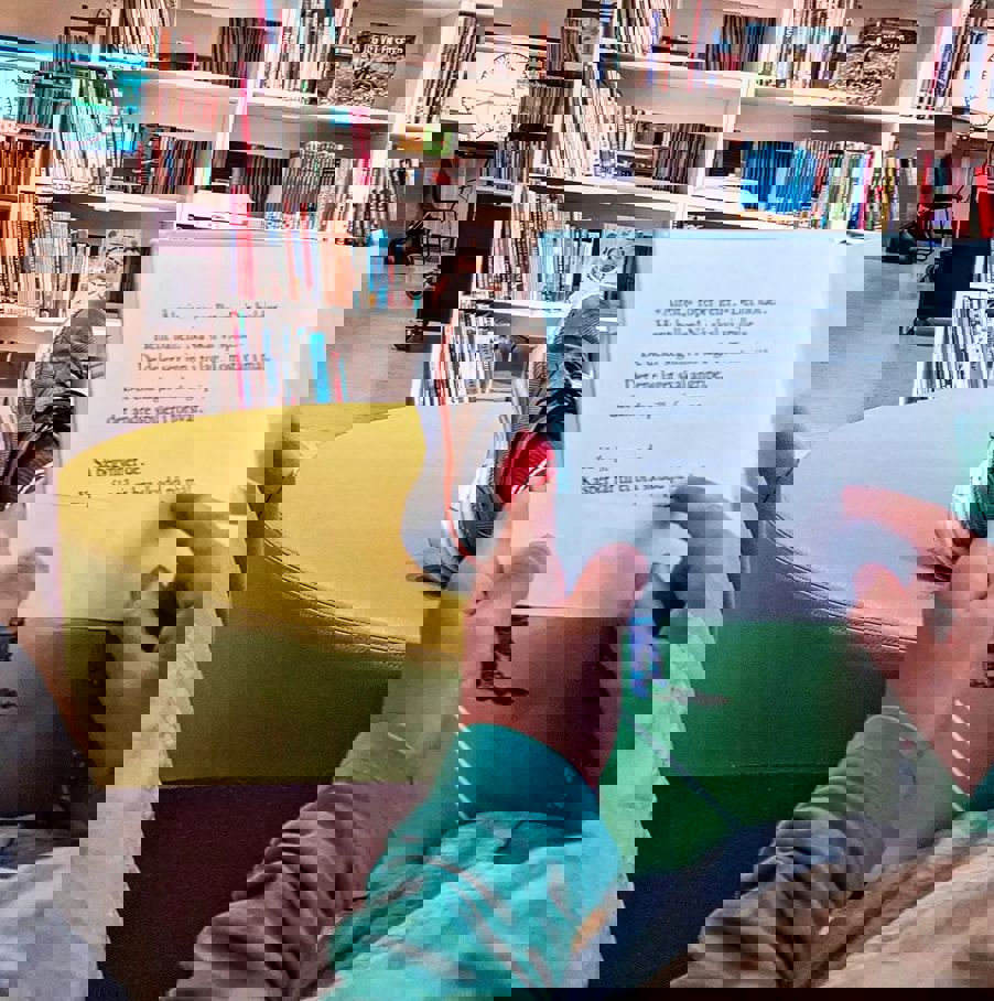 Barna leser- Skolebibliotek