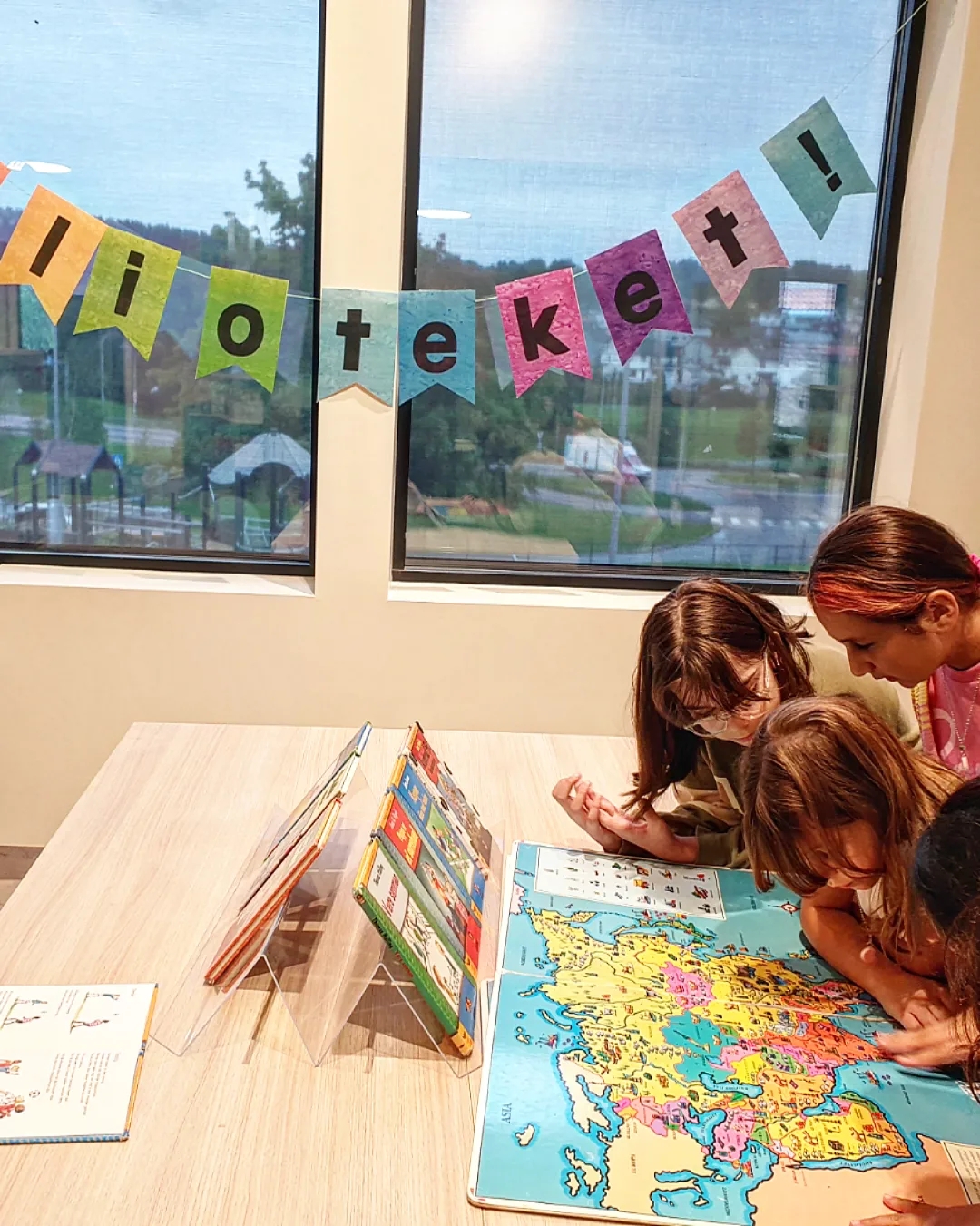 Elever leser- Skolebibliotek