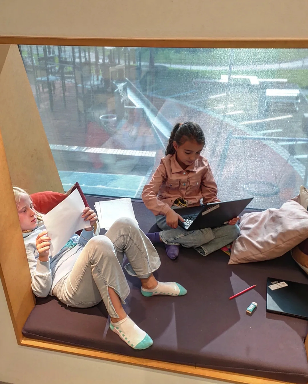 Elever leser- Skolebibliotek