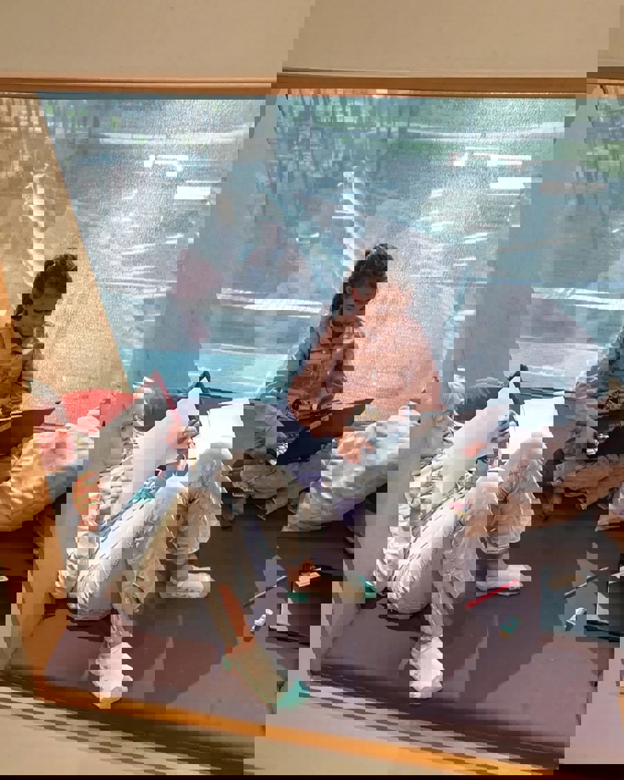 Elever leser- Skolebibliotek