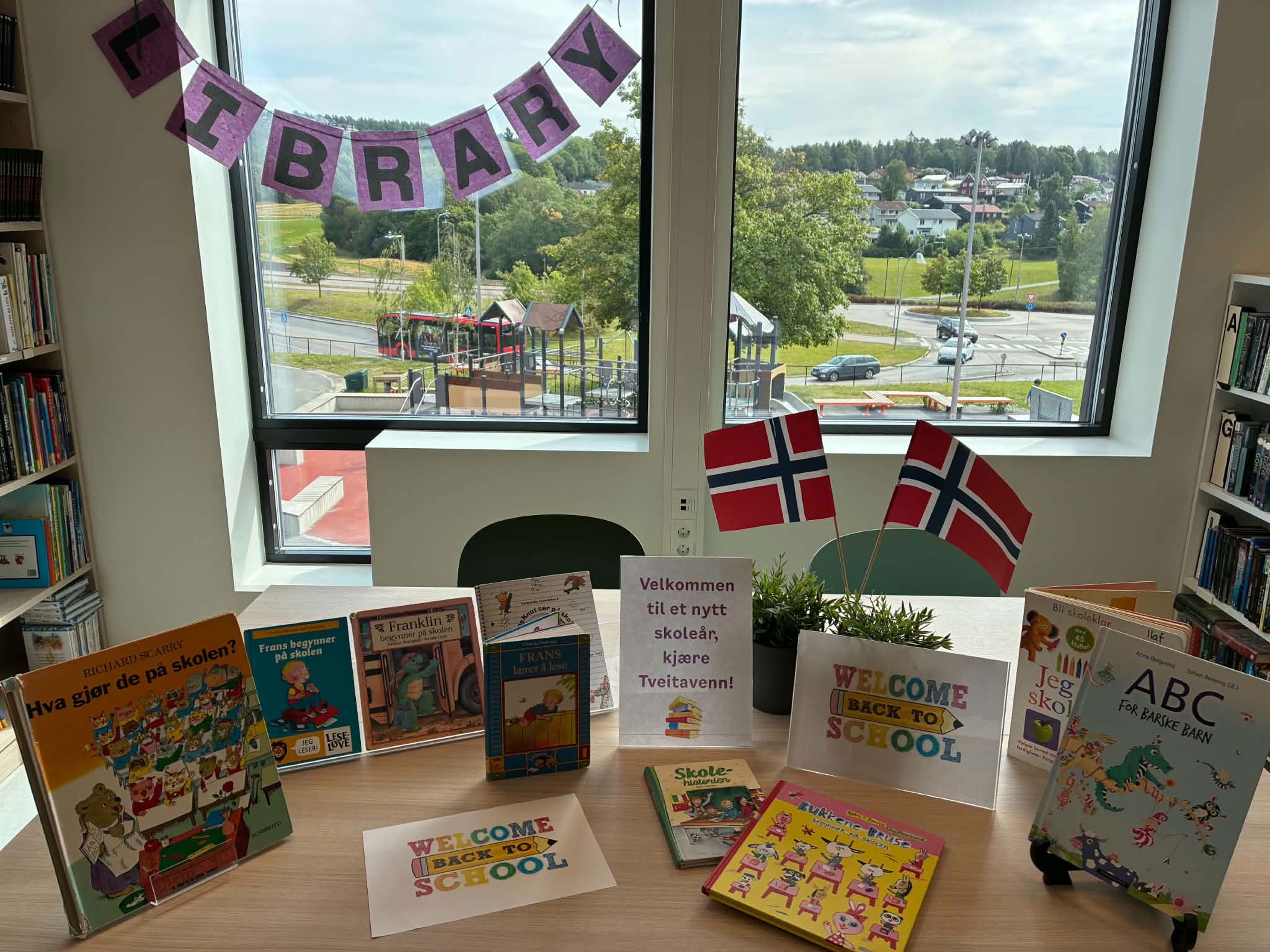 et bord med bøker og et vindu