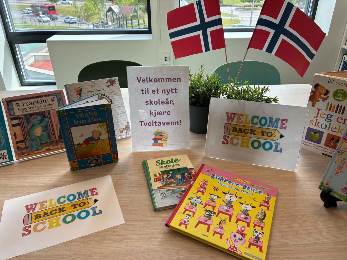 Foto: Benedicte Skalstad Mathiesen Et bord med bøker og et flagg
